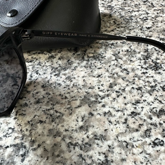 Diff Eyewear Black Sunglasses with Case